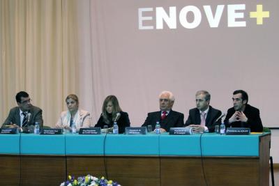 Painel de convidados na Sessão de Abertura da ENOVE+