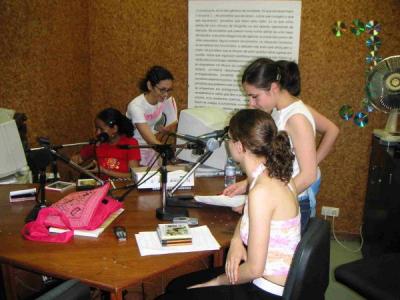 Grupo durante a gravação de um programa da República FM